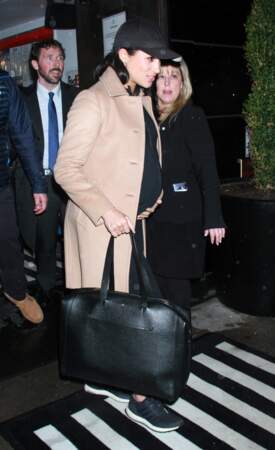 Meghan Markle  a choisi son manteau camel fétiche pour quitter New-York et un sac Cuyana à 395$