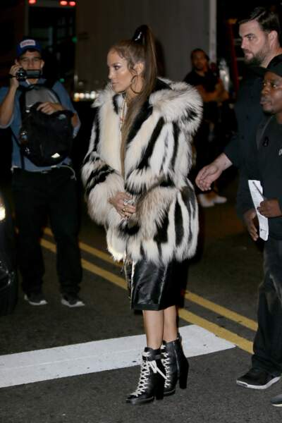 Jennifer Lopez en chaussures de boxe et manteau de fourrure