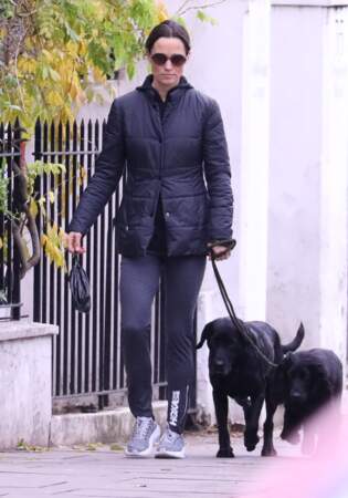 Promenade sportive pour Pippa Middleton et ses deux chiens, à Londres, le 10 décembre 2018