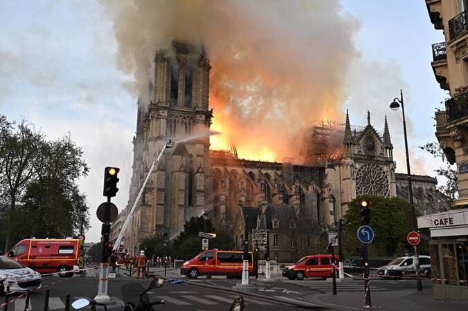 Notre-Dame de Paris sous les flammes et l'épaisse fumée ce lundi 15 avril