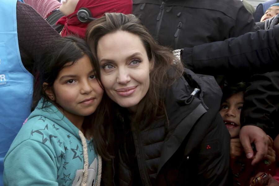 Angelina Jolie pose avec une enfant syrienne