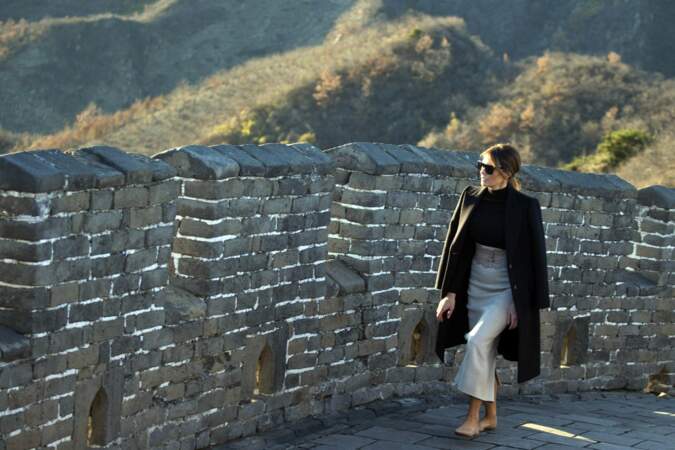 Melania Trump a lâché ses stilettos pour parcourir la Grande Muraille de Chine