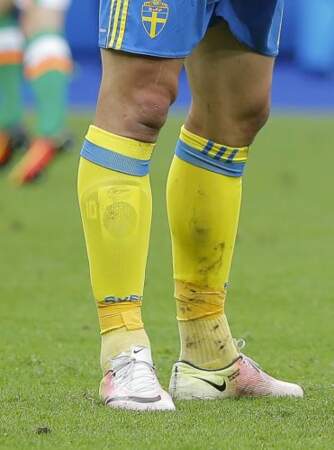 …on apperçoit l'emblême du PSG, sous la chaussette jaune aux couleurs de la Suède.