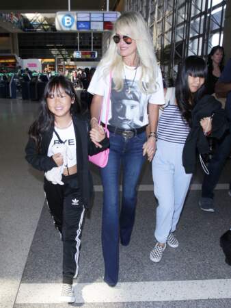 Laeticia Hallyday quitte Los Angeles pour Paris avec ses deux filles Jade et Joy