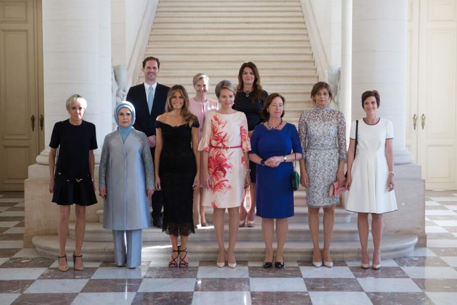 Photo officielle de l'OTAN des femmes de avec Brigitte Macron et Melania Trump