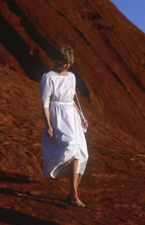 La princesse Diana, dans une robe blanche dessinée par le créateur Benny Ong, lors d'un voyage en Australie en 1983