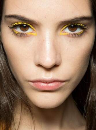 Le liner jaune pour un maquillage solaire