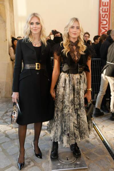 Chiara Ferragni et sa soeur Valentina prennent la pose avant le défilé haute-Couture printemps-été 2019 Dior.