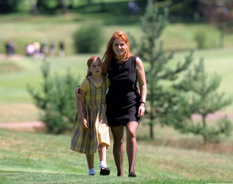 Beatrice d'York et sa mère Sarah Ferguson lors d'un tournoi de golf dans le Surrey, en 1998