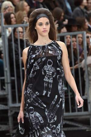 L'univers de l'espace se retrouve jusqu'aux motifs "astronautes" des robes Chanel