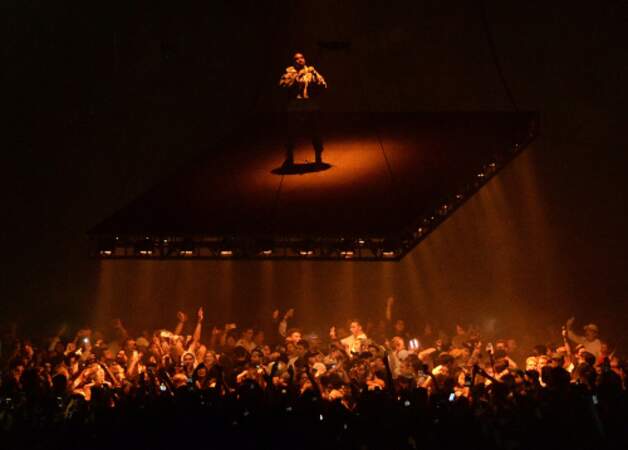 Concert de Kanye West à Boston. Le chanteur se produit sur une scène suspendue, flottant au-dessus de ses fans. 