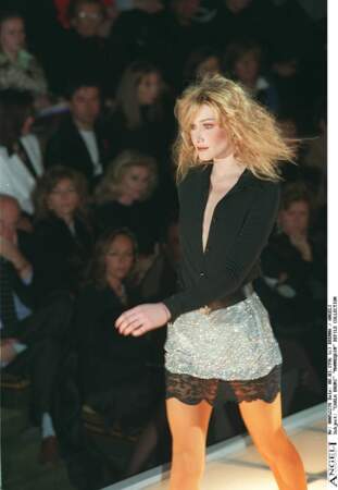 Carla Bruni et ses cheveux blonds gauffrés, sur le défilé Versace à Milan en 1996