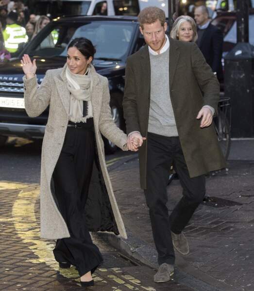 Le prince Harry et Meghan Markle, en pantalon large Burberry, à Londres le 9 janvier 2018