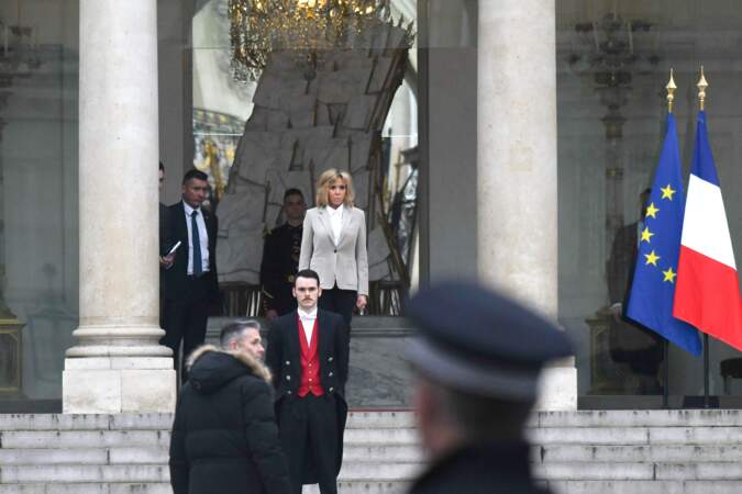 Brigitte Macron très sobre sur le perron de l'Elysée pour accueillir Angelina Jolie