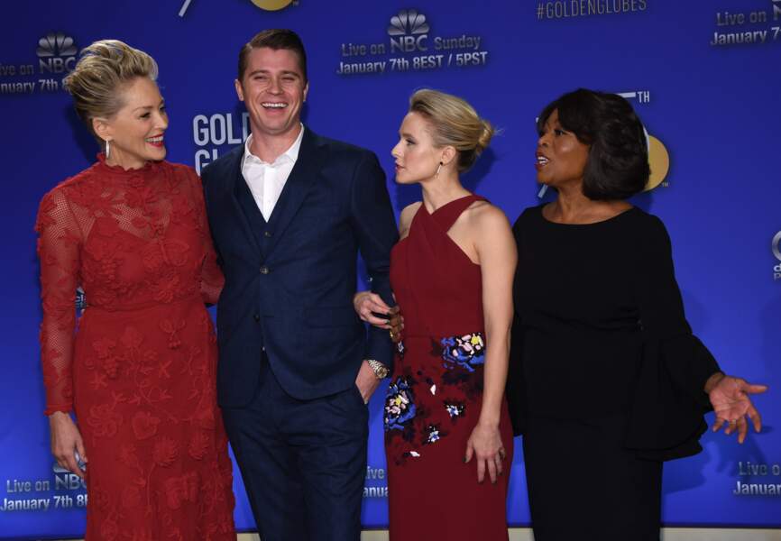 Sharon Stone avec Garett Hedlund , Kristen Bell , Alfre Woodard lors desGolden Globe Awards à Beverly Hills
