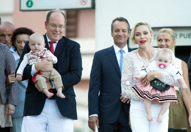 Le prince Albert et son épouse Charlène à leur arrivée avec Jacques et Gabriella