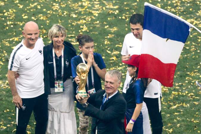 Didier Deschamps et le fameux trophée de la Coupe du monde