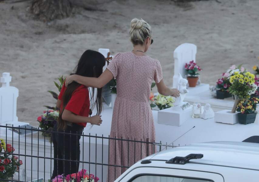 Laeticia Hallyday se rend sur la tombe de Johnny Hallyday avec ses deux filles Jade et Joy
