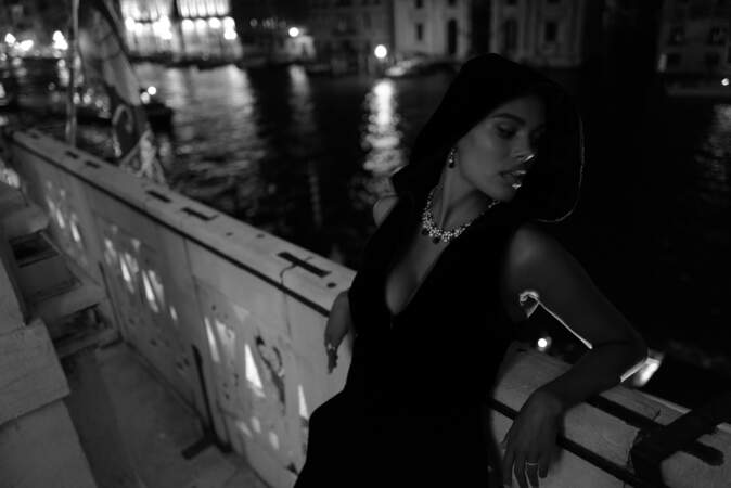 Tina Kunakey prend la pose lors d'un dîner privé organisé par Armani durant la Mostra de Venise