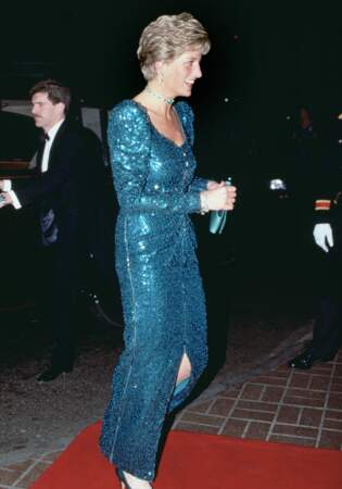 La tenue de la princesse Diana en robe longue scintillante et fendue en 1990 dont Meghan Markle s'est inspirée