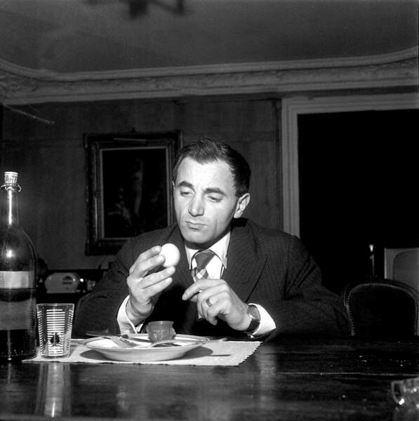 Charles Aznavour à la maison, dans les années 1950.