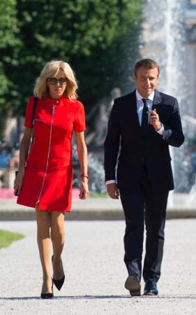 Brigitte et Emmanuel Macron marchent ensemble dans la même direction