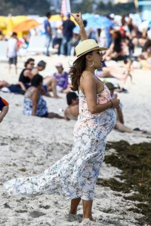 Très stylée en robe longue bohème, chapeau de paille et lunette de soleil, Eva Longoria en mars 2018