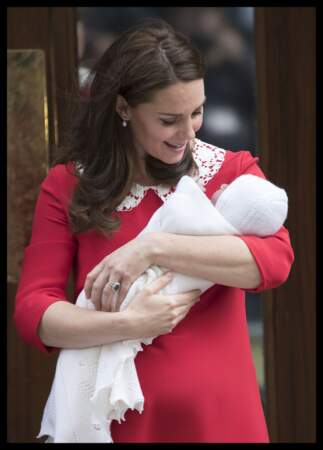 Kate pose devant la clinique avec son troisième enfant, le prince Louis