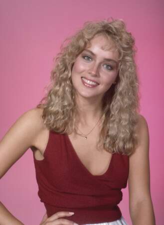 Sharon Stone à ses début en 1980, ses cheveux sont alors en carré long et frisés