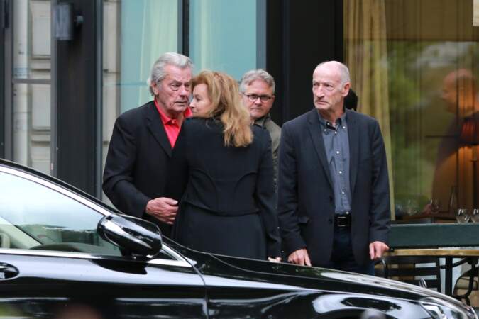 Alain Delon raccompagne Valérie Trierweiler à sa voiture à Paris le 1er juillet 2017.