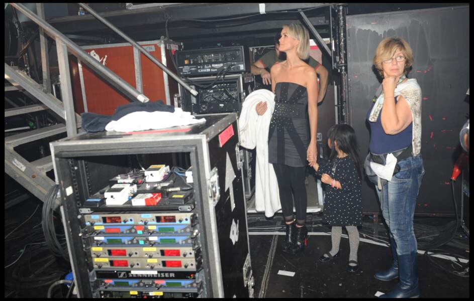 Laeticia et Jade Hallyday dans les coulisses de la tournée "Tour 66" à Montpellier en 2009