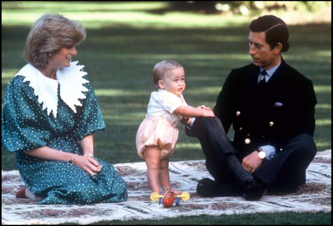 Le prince Charles et Lady Diana posent avec leur fils William, en Australie, en 1983.