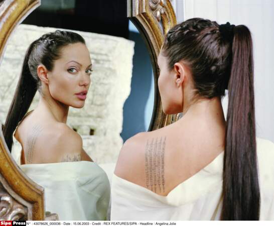 Angelina Jolie sublime avec sa queue-de-cheval haute lisse, dans "Tomb Raider, le berceau de la vie" en 2003