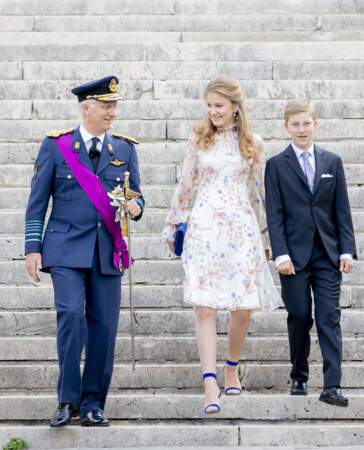 la princesse Elisabeth, en robe blanche à fleurs, avec Philippe de Belgique et le prince Gabriel le 21/07/19