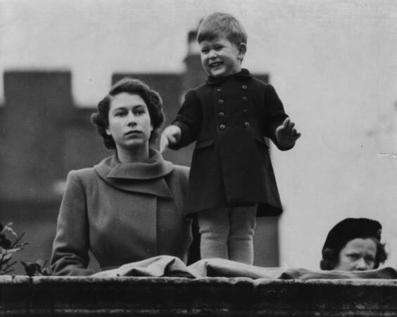 Elizabeth et son fils Charles assistent au cortège pour la visite de la reine Juliana des Pays-Bas, à Londres, en 1950.