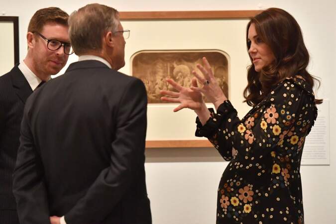 Kate Middleton en robe Orla Kiely, visite la "National Portrait Gallery" à Londres, le 28 février 2018