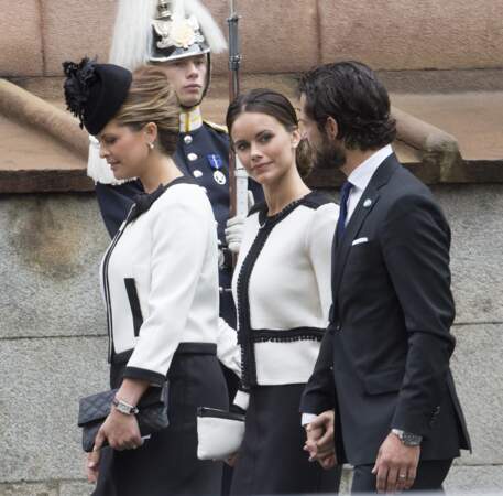 La princesse Sofia (au milieu) porte une veste blanche gansée de bleu signée Maje