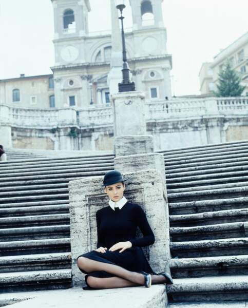 Monica Bellucci est habillée par Dolce & Gabbanna, elle pose dans les rues de Rome