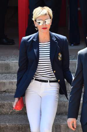 Charlène de Monaco, très chic en pantalon blanc, lunettes miroir et marinière chic