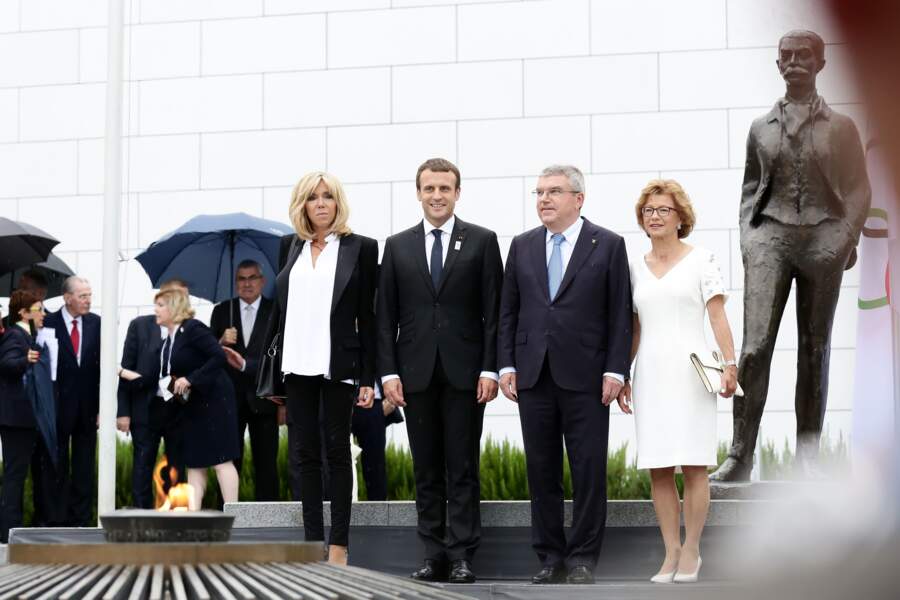 10 juillet 2017 :  Brigitte Macron en slim noir et veste épaulée noire