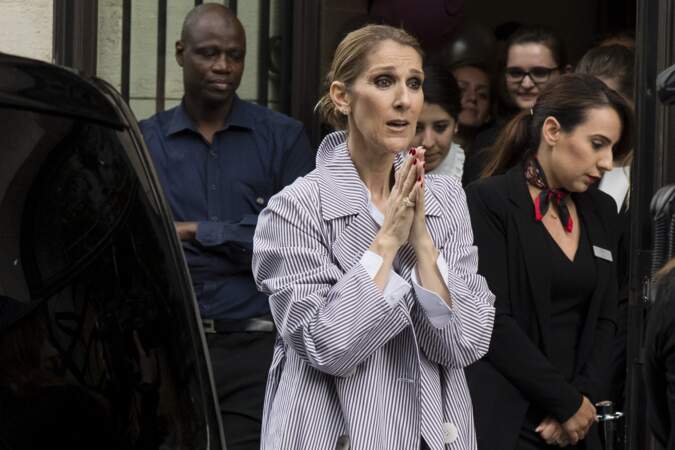 Céline Dion quitte le Royal-Monceau et salue ses fans