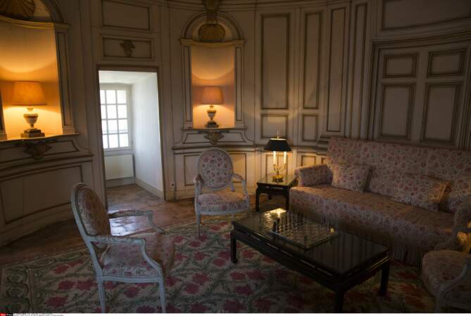 L'un des salons du fort de Brégançon, où Emmanuel et Brigitte Macron passent leurs vacances