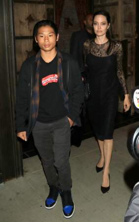Angelina Jolie emmène son fils diner au restaurant 