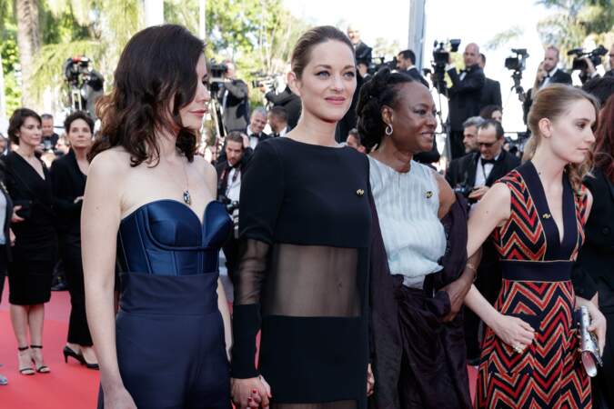 Marion Cotillard, avec Vanessa Filho, monte les marches de Cannes en robe transparente le 12 mai 2018