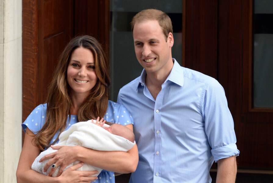 23 juillet 2013: Kate présente au monde son petit George