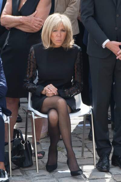 5 juillet 2017 : Brigitte Macron en robe noire courte pour la cérémonie d'adieu à Simone Veil 