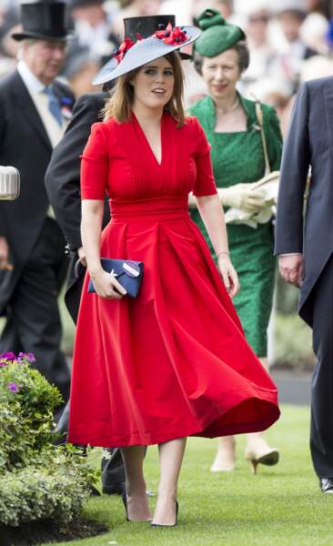 Robe rouge et chapeau rempli de coquelicots, le look de la princesse Eugenie dYork au "Royal Ascot" 2017 éblouit