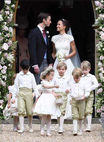 Pippa Middleton et James Matthews mariés entourés des enfants d'honneur