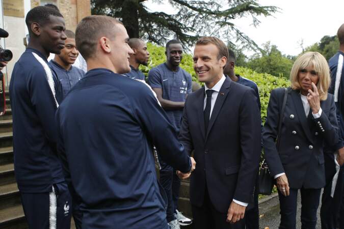Brigitte Macron en blazer et jean slim pour rencontrer les Bleus