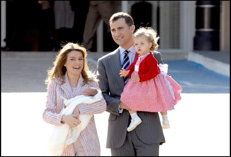 Letizia et Felipe d'Espagne avec Leonor après la naissance de la princesse Sofia à Madrid, le 4 mai 2007